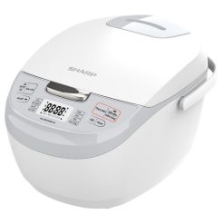 Nồi Cơm Điện Tử Sharp 1.8 Lít KS-COM192EV-GY: Trợ Thủ Đắc Lực Cho Bữa Cơm Gia Đình Việt Bạn đang tìm kiếm một chiếc nồi cơm điện không chỉ nấu cơm ngon mà còn tích hợp nhiều tính năng thông minh, thiết kế hiện đại để làm đẹp không gian bếp? Nồi cơm điện tử Sharp 1.8 lít KS-COM192EV-GY chính là câu trả lời hoàn hảo. Đến từ thương hiệu Sharp Nhật Bản uy tín, dòng sản phẩm này hội tụ đầy đủ các yếu tố: Bền - Đẹp - Đa năng. 1. Thông số kỹ thuật chi tiết Trước khi đi sâu vào tính năng, hãy cùng điểm qua các thông số ấn tượng của model này: Model: KS-COM192EV-GY Dung tích: 1.8 Lít (Thích hợp cho gia đình 4 - 6 thành viên) Công suất: 790W Loại nồi: Nồi cơm điện tử Chất liệu lòng nồi: Nhôm phủ chống dính cao cấp Công nghệ nấu: 3D (Tỏa nhiệt từ 3 hướng) Chế độ nấu: 12 chế độ cài đặt sẵn Hẹn giờ: Lên đến 24 giờ Phụ kiện: Xửng hấp, muỗng cơm, cốc đong. 2. Những ưu điểm vượt trội của Sharp KS-COM192EV-GY Thiết kế hiện đại, sang trọng với gam màu Xám (Grey) Chữ "GY" trong mã sản phẩm viết tắt cho màu Grey (Xám). Nồi sở hữu thiết kế bo tròn tinh tế, vỏ ngoài bằng nhựa cao cấp chịu nhiệt, chống bám bẩn hiệu quả. Màu xám trung tính không chỉ mang lại cảm giác sạch sẽ mà còn tạo điểm nhấn sang trọng cho căn bếp hiện đại của bạn. Dung tích 1.8 lít - Sự lựa chọn "vàng" cho gia đình Với dung tích 1.8 lít, nồi đáp ứng tốt nhu cầu nấu nướng cho gia đình từ 4 đến 6 người. Dù là nấu cơm hằng ngày hay chuẩn bị những bữa tiệc nhỏ tại gia, chiếc nồi này vẫn đảm bảo cung cấp lượng cơm dẻo ngon, nóng hổi cho cả nhà. Công nghệ nấu 3D giúp cơm chín đều, không bị nát Khác với các dòng nồi cơm điện cơ truyền thống chỉ truyền nhiệt từ đáy, Sharp KS-COM192EV-GY sử dụng công nghệ nhiệt 3D. Nhiệt lượng được luân chuyển đều từ dưới đáy lên, xung quanh thân nồi và từ nắp nồi xuống. Nhờ đó, hạt gạo được chín đều từ trong ra ngoài, giữ trọn dưỡng chất và độ ngọt tự nhiên, hạn chế tối đa tình trạng cơm bị sống hoặc nhão ở bề mặt. 3. Đa dạng chế độ nấu - "Cân" mọi món ngon chỉ với một nút bấm Điểm làm nên sự khác biệt của nồi cơm điện tử chính là sự đa năng. Sản phẩm này được tích hợp sẵn nhiều chế độ nấu tự động, giúp bạn tiết kiệm thời gian tối đa: Nấu cơm trắng: Chế độ mặc định cho hạt cơm tơi xốp. Nấu cơm gạo lứt: Tối ưu nhiệt độ để hạt gạo lứt chín mềm, không bị cứng. Nấu cháo/Làm súp: Giữ nhiệt ổn định để món ăn chín nhừ mà không bị trào. Làm bánh: Bạn có thể tự tay làm những chiếc bánh bông lan mềm mịn ngay tại nhà. Hấp thực phẩm: Tận dụng xửng hấp đi kèm để chế biến các món rau củ, xôi, bánh bao bổ dưỡng. Màn hình LED hiển thị rõ ràng cùng hệ thống nút bấm điện tử bằng tiếng Anh/Việt (tùy phiên bản) giúp ngay cả người lớn tuổi cũng có thể dễ dàng thao tác. 4. Lòng nồi chống dính cao cấp, an toàn sức khỏe Lòng nồi của Sharp KS-COM192EV-GY được làm từ hợp kim nhôm dày dặn, giúp giữ nhiệt cực tốt. Đặc biệt, lớp phủ chống dính cao cấp giúp cơm không bị cháy khét hay bám dính vào thành nồi, việc vệ sinh sau khi sử dụng trở nên nhẹ nhàng hơn bao giờ hết. Chất liệu này đã được kiểm định an toàn, không sản sinh chất độc hại ở nhiệt độ cao. 5. Tiện ích thông minh: Hẹn giờ và Giữ ấm Bạn là người bận rộn? Tính năng hẹn giờ nấu lên đến 24 giờ sẽ là "cứu cánh". Bạn có thể vo gạo từ sáng, hẹn giờ và khi đi làm về, nồi cơm đã sẵn sàng chờ đón. Ngoài ra, khả năng giữ ấm lên đến 12-24 giờ giúp cơm luôn ở trạng thái ngon nhất như vừa mới nấu. 6. Hướng dẫn sử dụng và bảo quản nồi bền lâu Để chiếc nồi cơm điện Sharp của bạn luôn bền bỉ theo thời gian, hãy lưu ý một số điểm sau: Lau khô đáy nồi: Trước khi đặt lòng nồi vào vỏ, hãy dùng khăn khô lau sạch nước ở đáy để bảo vệ mâm nhiệt. Sử dụng phụ kiện đi kèm: Nên dùng muỗng nhựa hoặc gỗ đi kèm để tránh làm trầy xước lớp chống dính. Vệ sinh định kỳ: Thường xuyên tháo van thoát hơi và nắp trong để rửa sạch, tránh mùi hôi và vi khuẩn tích tụ. Tránh vật sắc nhọn: Không dùng miếng cọ rửa bằng kim loại để chà sát lòng nồi. 7. Tại sao nên mua Sharp KS-COM192EV-GY tại Bếp Việt? Khi mua sắm tại Bếp Việt, chúng tôi cam kết mang đến cho khách hàng: Sản phẩm chính hãng 100%: Đầy đủ giấy tờ, tem bảo hành từ Sharp Việt Nam. Giá cả cạnh tranh: Nhiều chương trình ưu đãi, giảm giá hấp dẫn (lên đến 41% như trên hình ảnh). Giao hàng nhanh chóng: Hỗ trợ lắp đặt và hướng dẫn sử dụng tận tình. Chính sách đổi trả linh hoạt: Bảo vệ quyền lợi khách hàng tối đa nếu có lỗi từ nhà sản xuất. Nồi cơm điện tử Sharp 1.8 lít KS-COM192EV-GY không chỉ là một thiết bị nấu nướng, nó là sự đầu tư cho sức khỏe và niềm vui trong mỗi bữa cơm gia đình. Đặt hàng ngay hôm nay tại Bếp Việt để nhận ưu đãi tốt nhất!